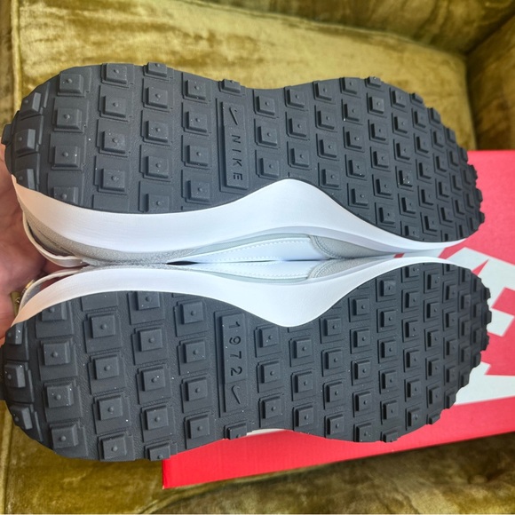 Nike Men's Light Gray and White Nike Waffle Debut Sneakers - Picture 4 of 7